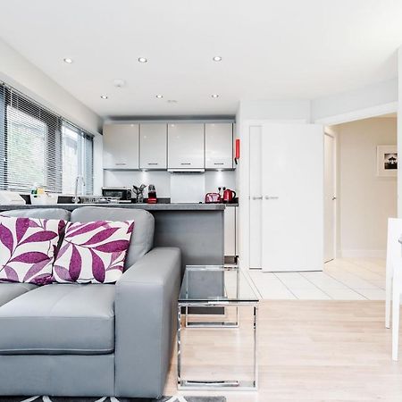 Room Space Service Apartments - New Manor House Бракнел Екстериор снимка