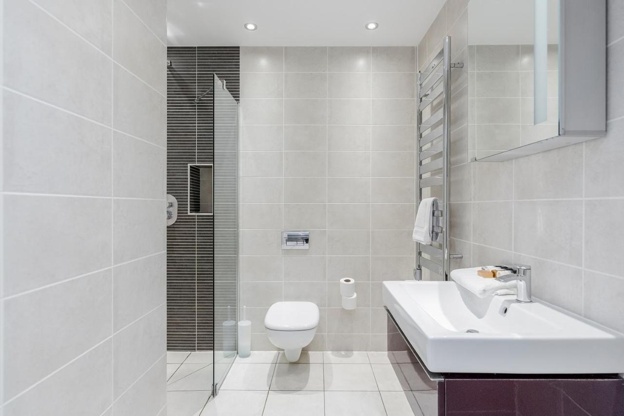 Room Space Service Apartments - New Manor House Бракнел Екстериор снимка