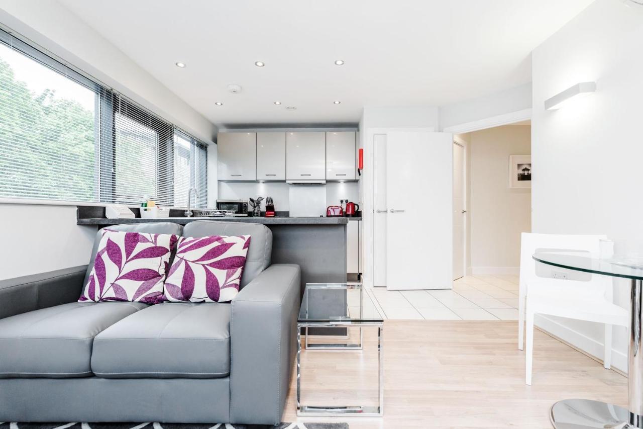 Room Space Service Apartments - New Manor House Бракнел Екстериор снимка