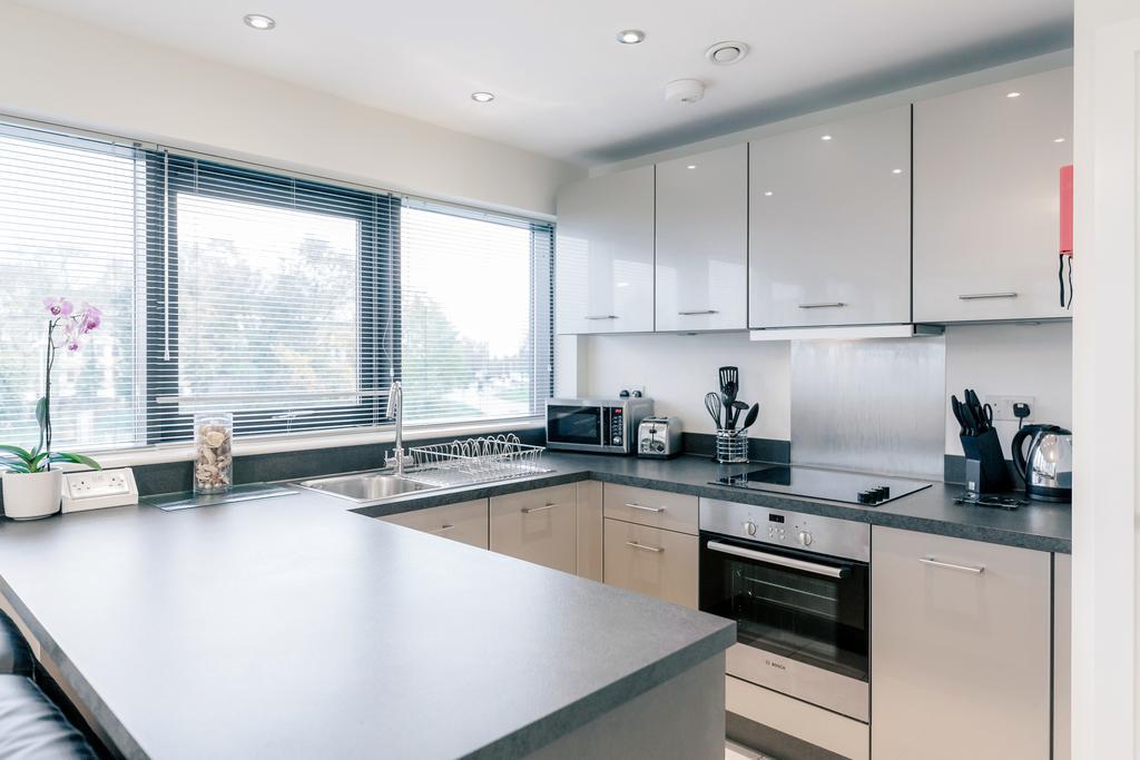 Room Space Service Apartments - New Manor House Бракнел Екстериор снимка